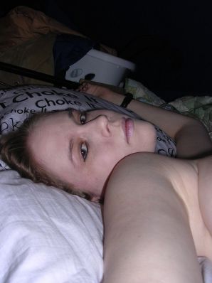 Молодая страстная неформалка трогает себя за соски и кончает от этого. Эскиз 13