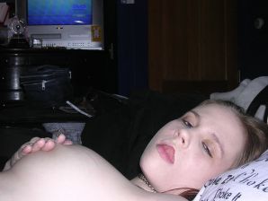 Молодая страстная неформалка трогает себя за соски и кончает от этого. Эскиз 15