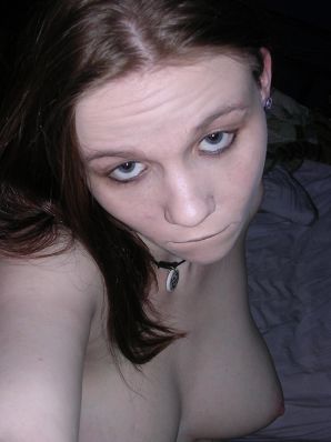 Молодая страстная неформалка трогает себя за соски и кончает от этого. Эскиз 18