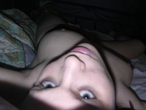 Молодая страстная неформалка трогает себя за соски и кончает от этого. Эскиз 20