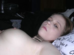 Молодая страстная неформалка трогает себя за соски и кончает от этого. Эскиз 21