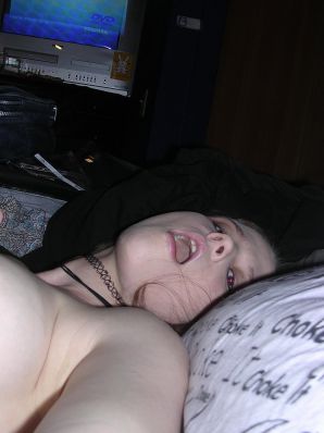 Молодая страстная неформалка трогает себя за соски и кончает от этого. Эскиз 22