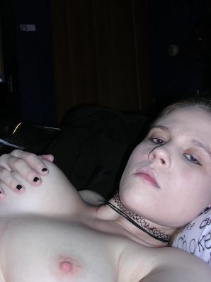 Молодая страстная неформалка трогает себя за соски и кончает от этого. Эскиз 27