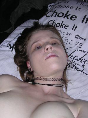 Молодая страстная неформалка трогает себя за соски и кончает от этого. Эскиз 5