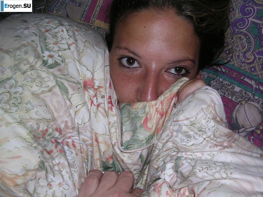 Загорелая брюнетка светит сиськами утром в постели. Фото 11