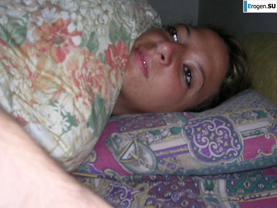 Загорелая брюнетка светит сиськами утром в постели. Фото 12