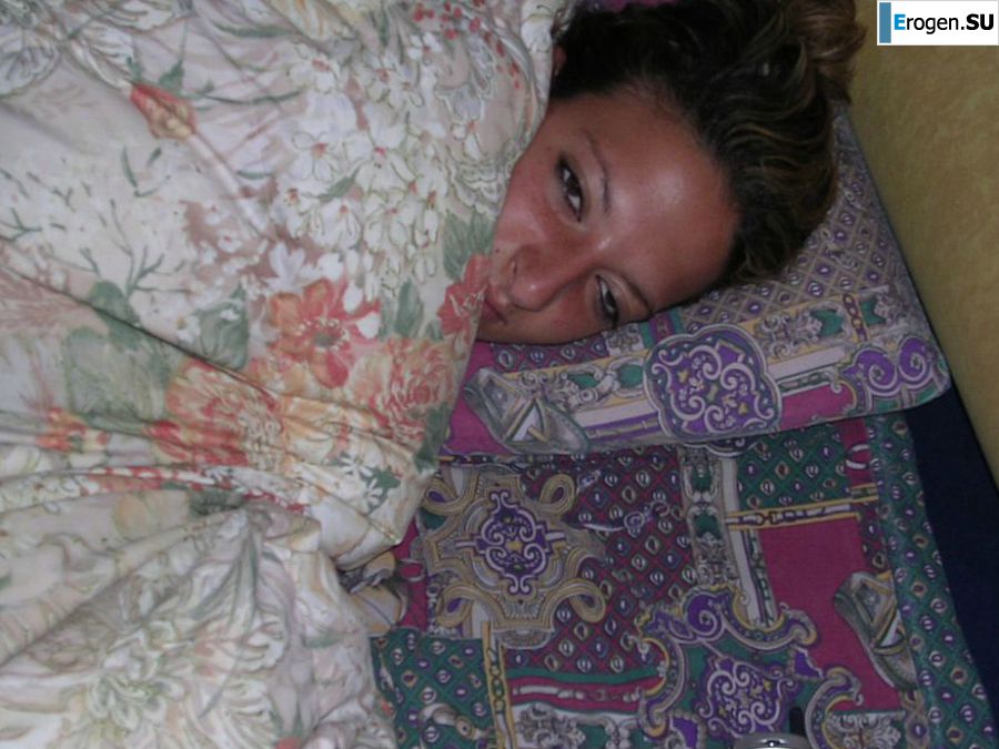 Загорелая брюнетка светит сиськами утром в постели. Фото 13