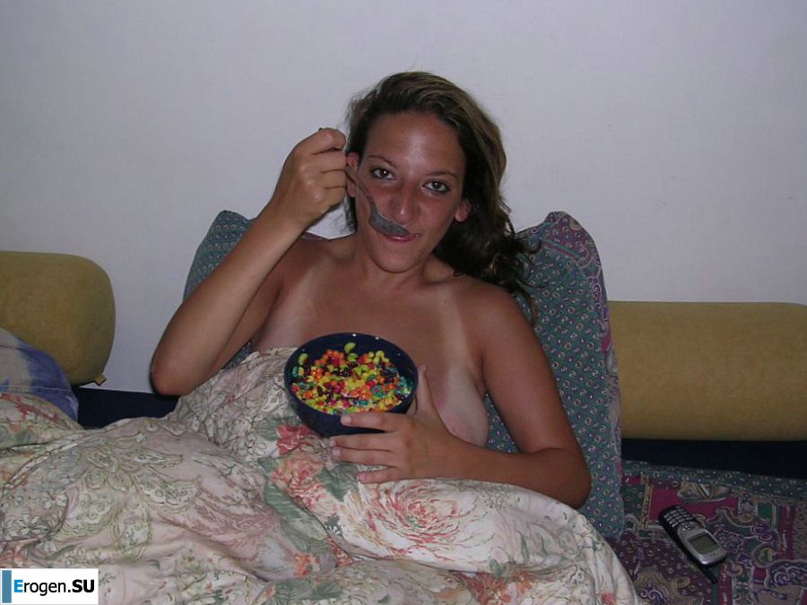 Загорелая брюнетка светит сиськами утром в постели. Фото 14