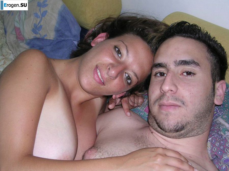 Загорелая брюнетка светит сиськами утром в постели. Фото 19