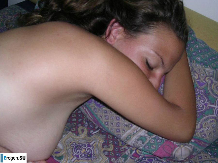 Загорелая брюнетка светит сиськами утром в постели. Фото 23