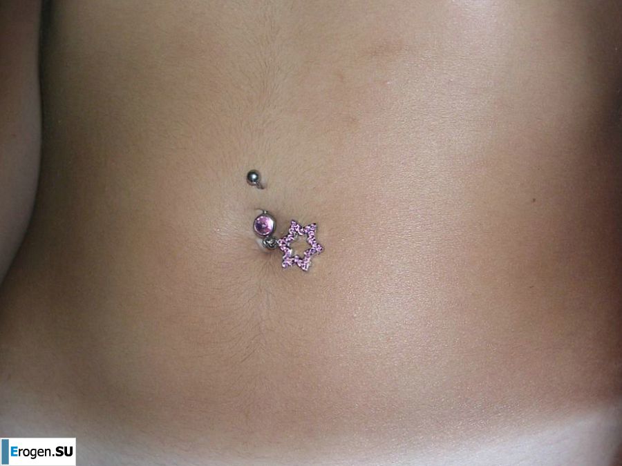 Загорелая брюнетка светит сиськами утром в постели. Фото 24