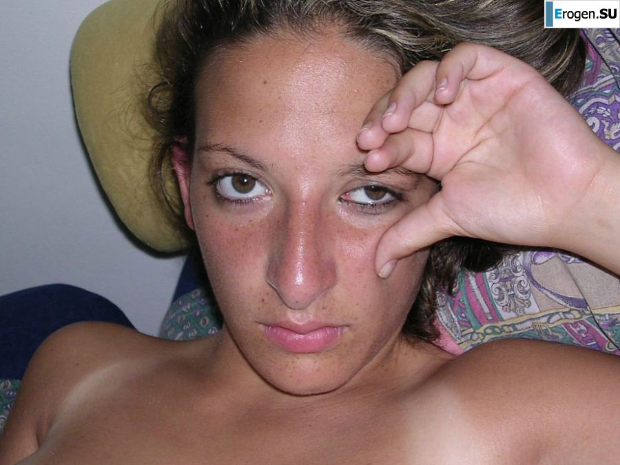 Загорелая брюнетка светит сиськами утром в постели. Фото 27