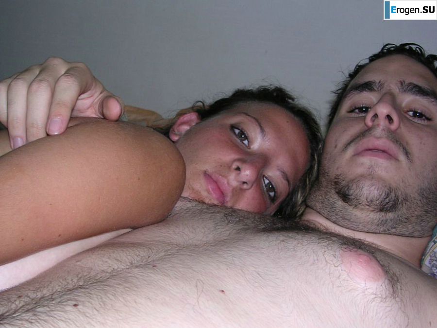 Загорелая брюнетка светит сиськами утром в постели. Фото 29