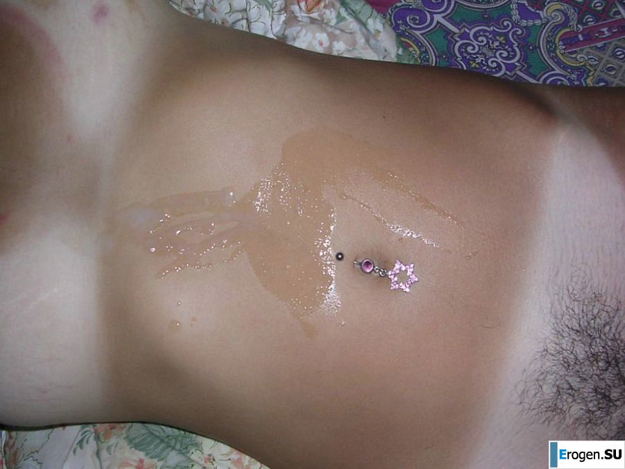 Загорелая брюнетка светит сиськами утром в постели. Фото 30