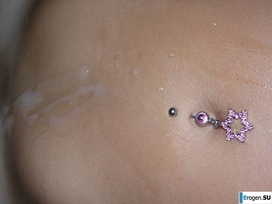 Загорелая брюнетка светит сиськами утром в постели. Фото 31