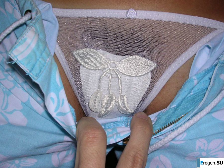 Загорелая брюнетка светит сиськами утром в постели. Фото 34