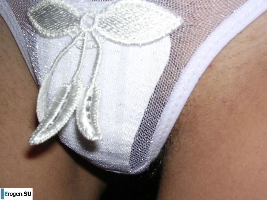 Загорелая брюнетка светит сиськами утром в постели. Фото 35