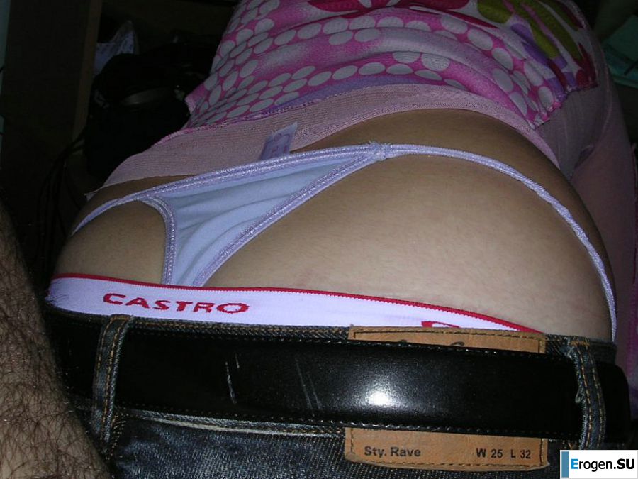 Загорелая брюнетка светит сиськами утром в постели. Фото 5