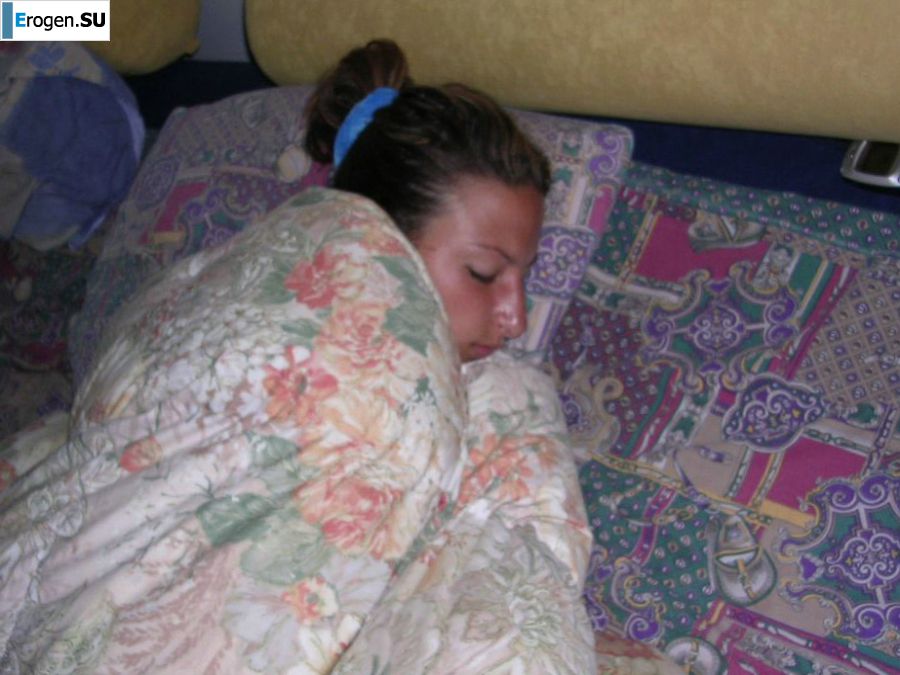 Загорелая брюнетка светит сиськами утром в постели. Фото 8