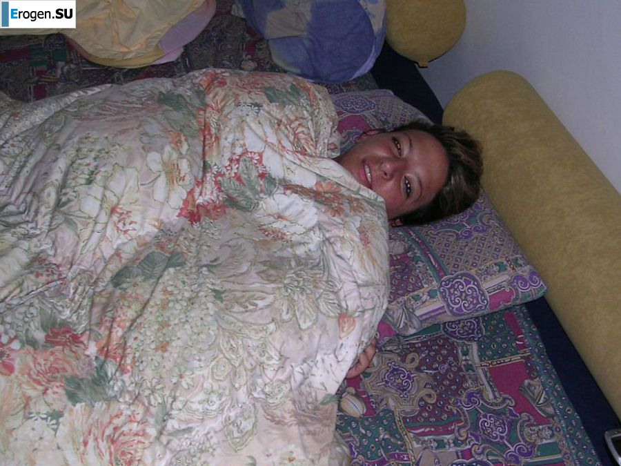 Загорелая брюнетка светит сиськами утром в постели. Фото 9