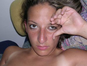 A tanned brunette shines her tits in the morning in bed. Thumb 27