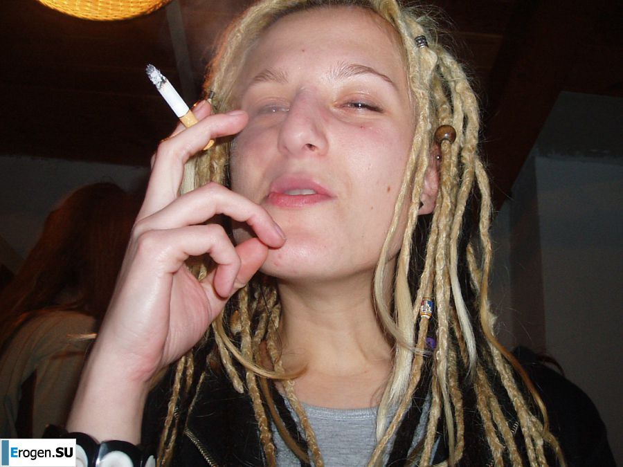 A charming girl undressed to her blouse and poses with cancer. Photo 40