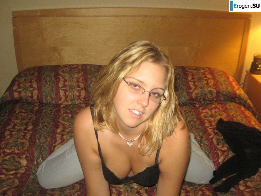 Minx with glasses masturbates without a shadow of shame. Photo 4