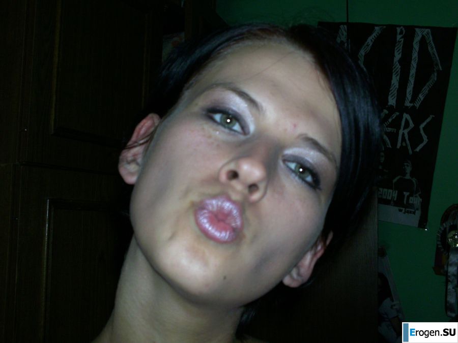 Загорелая девка крутится в комнате нагишом. Фото 10