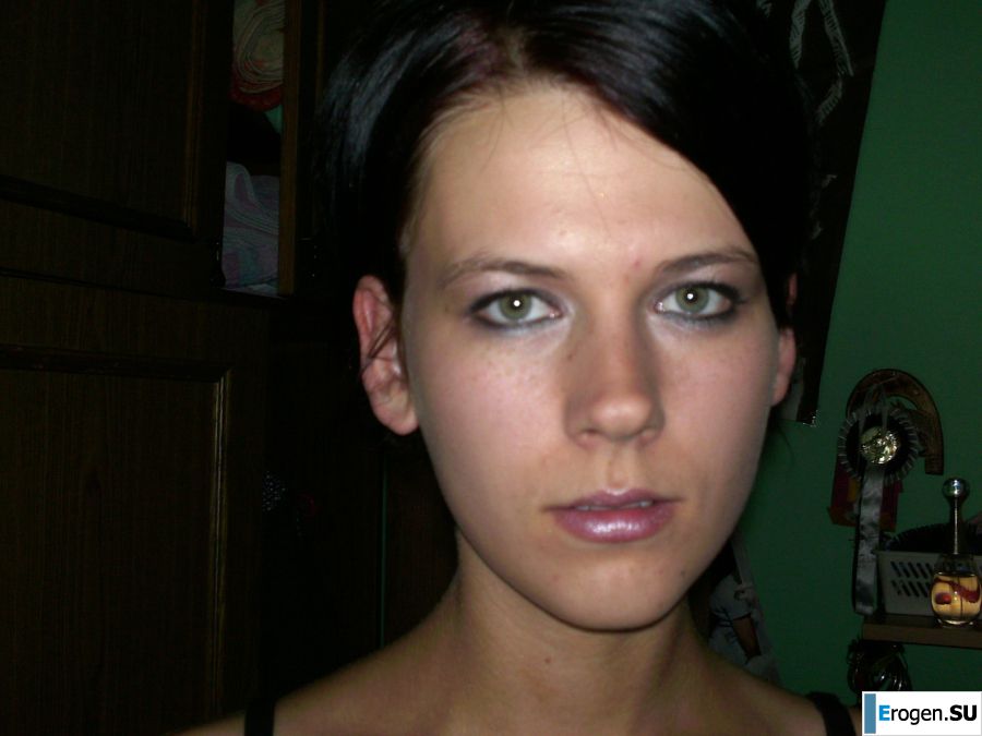 Загорелая девка крутится в комнате нагишом. Фото 11