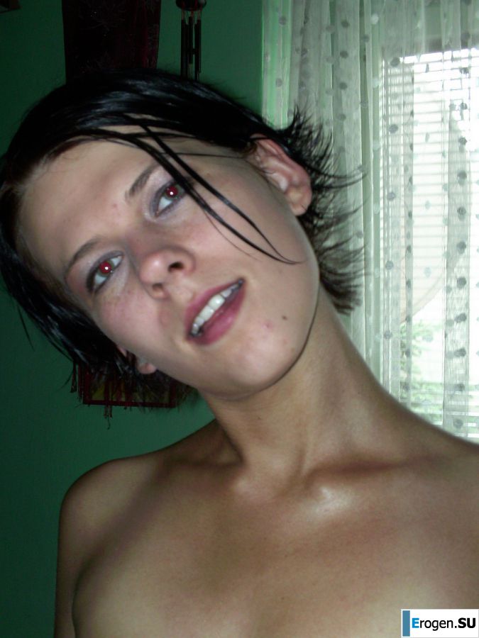 Загорелая девка крутится в комнате нагишом. Фото 30