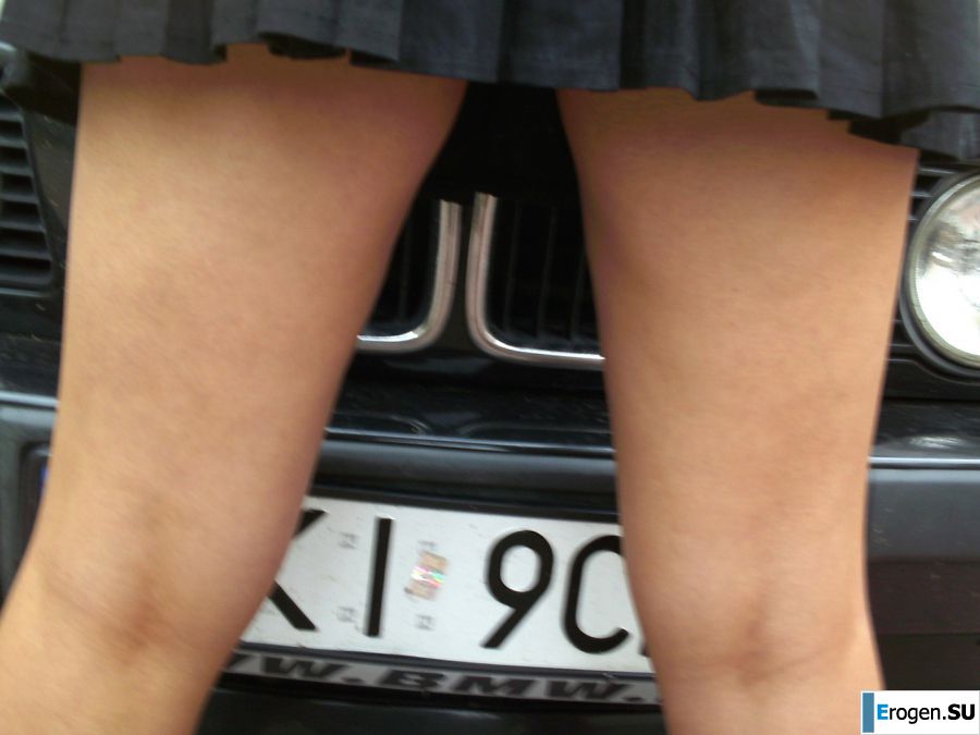 Загорелая девка крутится в комнате нагишом. Фото 36