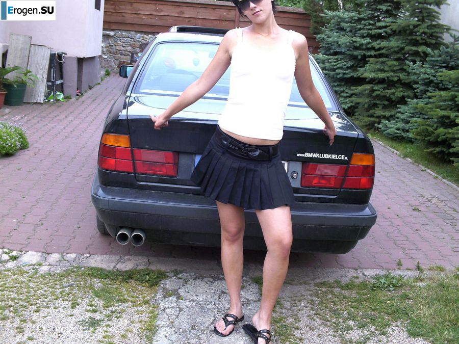 Загорелая девка крутится в комнате нагишом. Фото 37