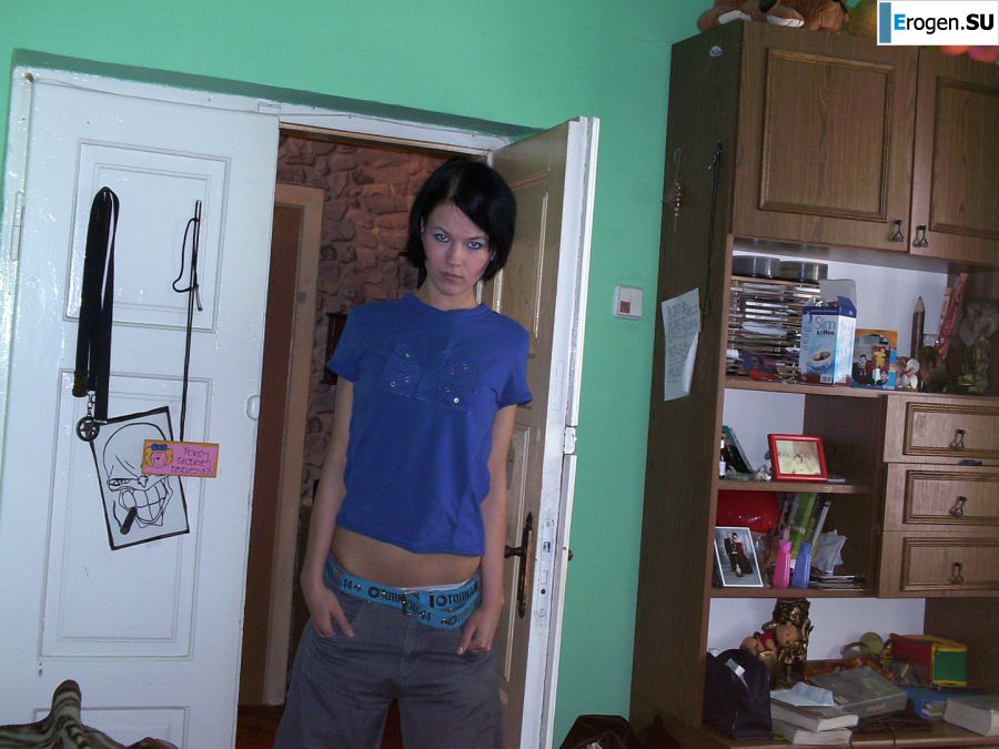 Загорелая девка крутится в комнате нагишом. Фото 4