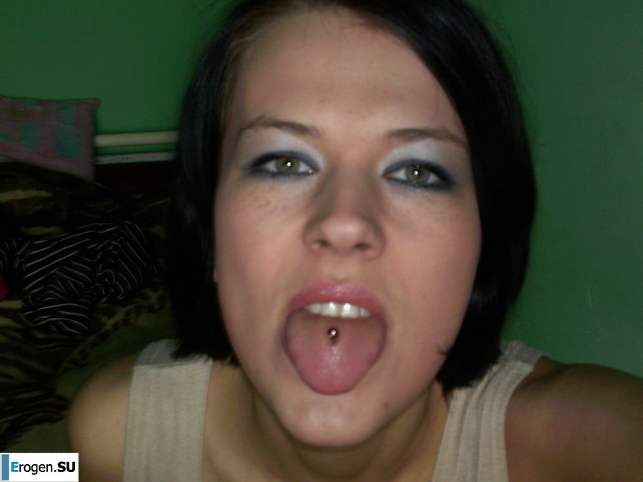 Загорелая девка крутится в комнате нагишом. Фото 5