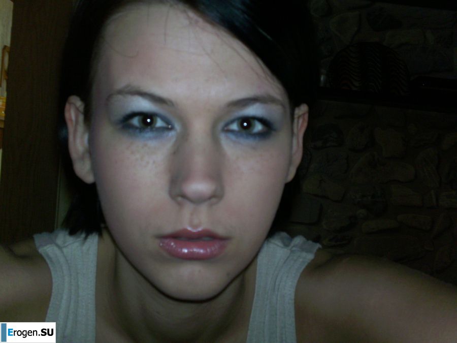 Загорелая девка крутится в комнате нагишом. Фото 6