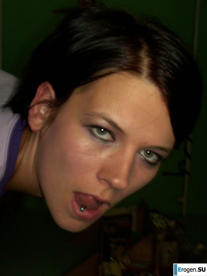 Загорелая девка крутится в комнате нагишом. Фото 7