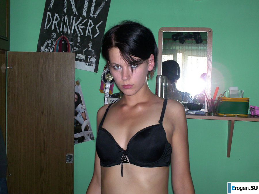 Загорелая девка крутится в комнате нагишом. Фото 8