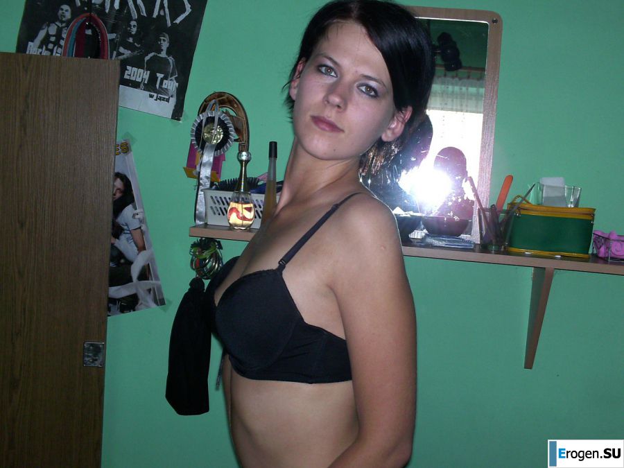 Загорелая девка крутится в комнате нагишом. Фото 9