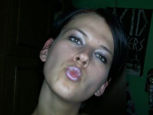 Загорелая девка крутится в комнате нагишом. Эскиз 10