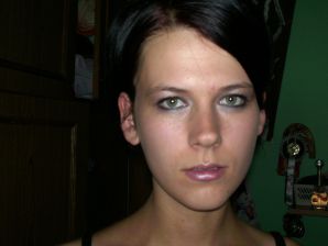 Загорелая девка крутится в комнате нагишом. Эскиз 11