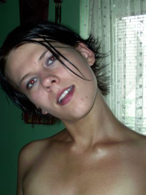 Загорелая девка крутится в комнате нагишом. Эскиз 30