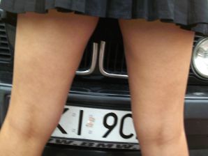 Загорелая девка крутится в комнате нагишом. Эскиз 36