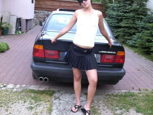 Загорелая девка крутится в комнате нагишом. Эскиз 37