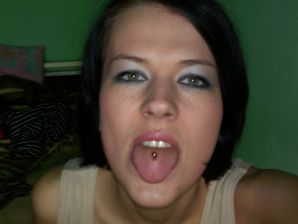 Загорелая девка крутится в комнате нагишом. Эскиз 5