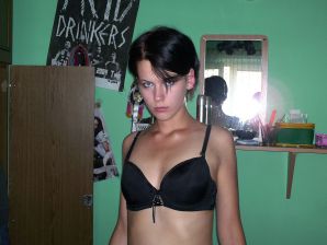 Загорелая девка крутится в комнате нагишом. Эскиз 8