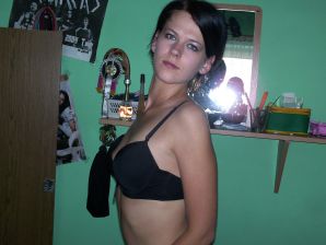 Загорелая девка крутится в комнате нагишом. Эскиз 9