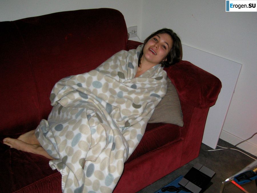 Молоденькая азиатка валяется в постели после секса. Фото 1