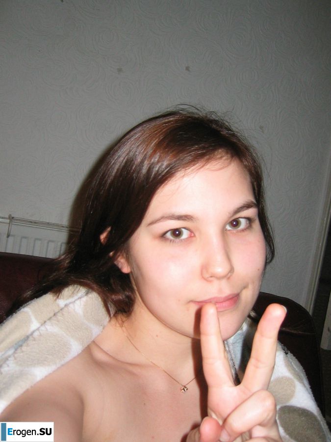 Молоденькая азиатка валяется в постели после секса. Фото 11