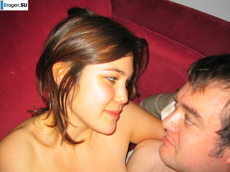 Молоденькая азиатка валяется в постели после секса. Фото 4