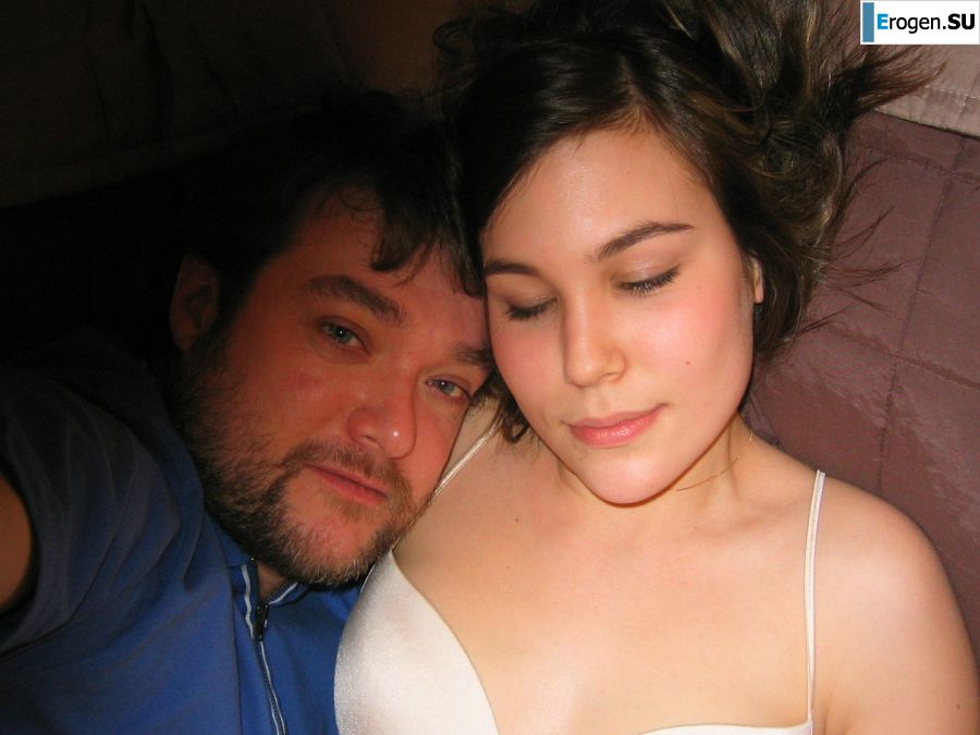 Молоденькая азиатка валяется в постели после секса. Фото 8